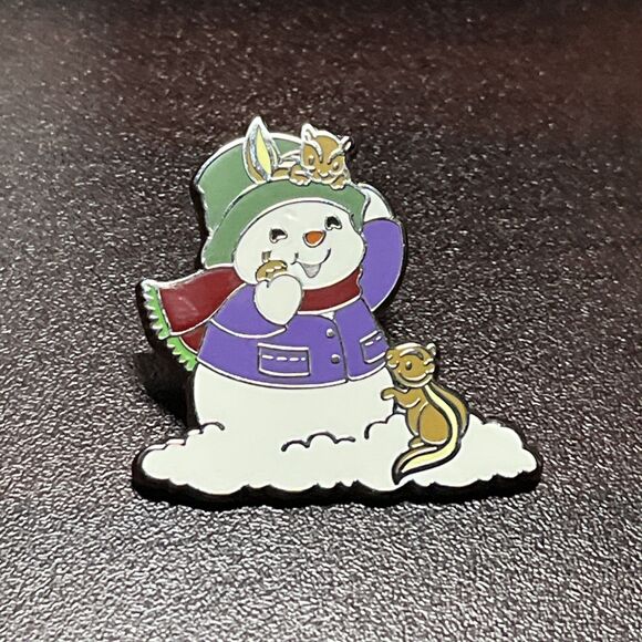 Hallmark Club Exclusive 2018 Snowman Squirrel Winter Lapel Hat Pin - Picture 1 of 3